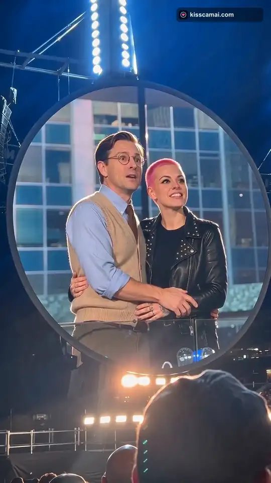 Kiss Cam AI video: two people caught on the concert jumbotron