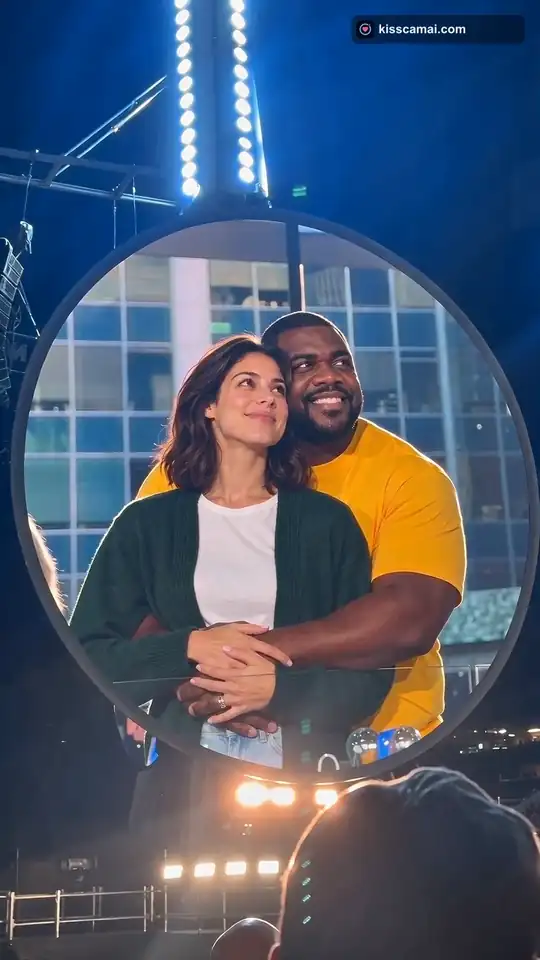 Kiss Cam AI video: two people caught on the concert jumbotron